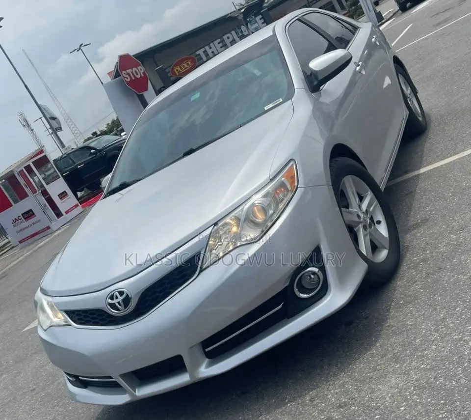 Toyota Camry SE 4dr Sedan (2.5L 4cyl 6A) 2013 Silver