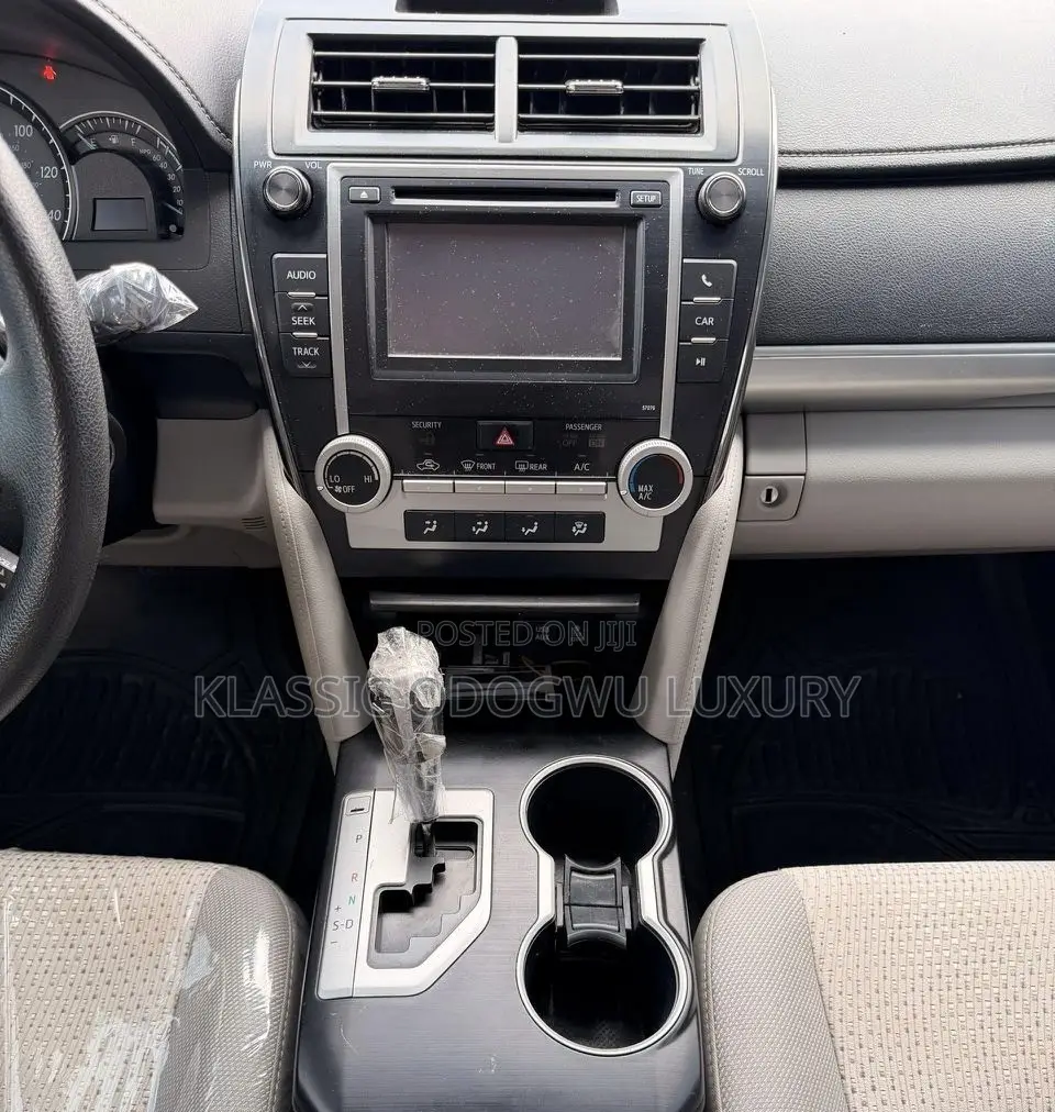 Toyota Camry LE 4dr Sedan (2.5L 4cyl 6A) 2013 Silver