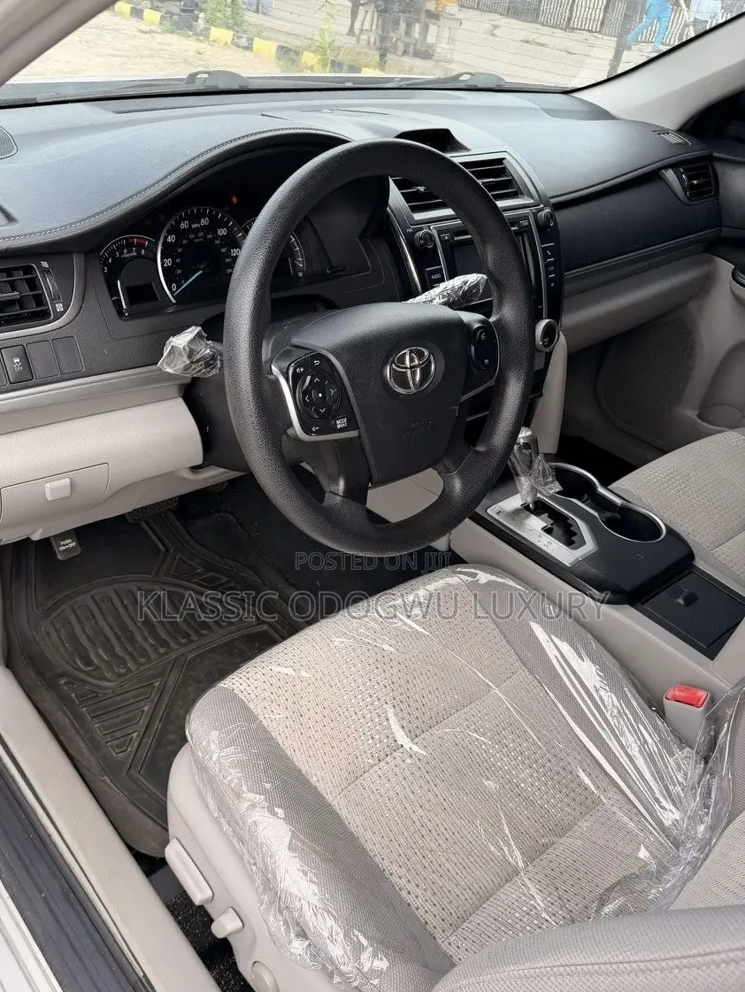 Toyota Camry LE 4dr Sedan (2.5L 4cyl 6A) 2013 Silver