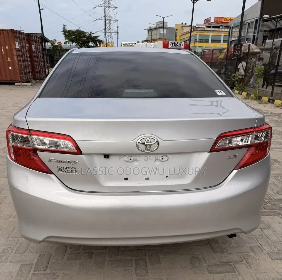 Toyota Camry LE 4dr Sedan (2.5L 4cyl 6A) 2013 Silver