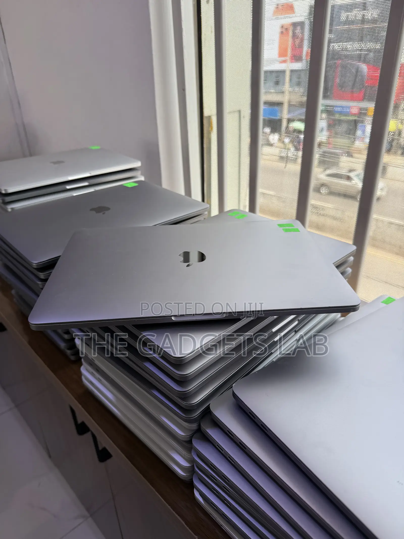 Laptop Apple MacBook Pro 2022 M2 8GB Apple M2 SSD 256GB