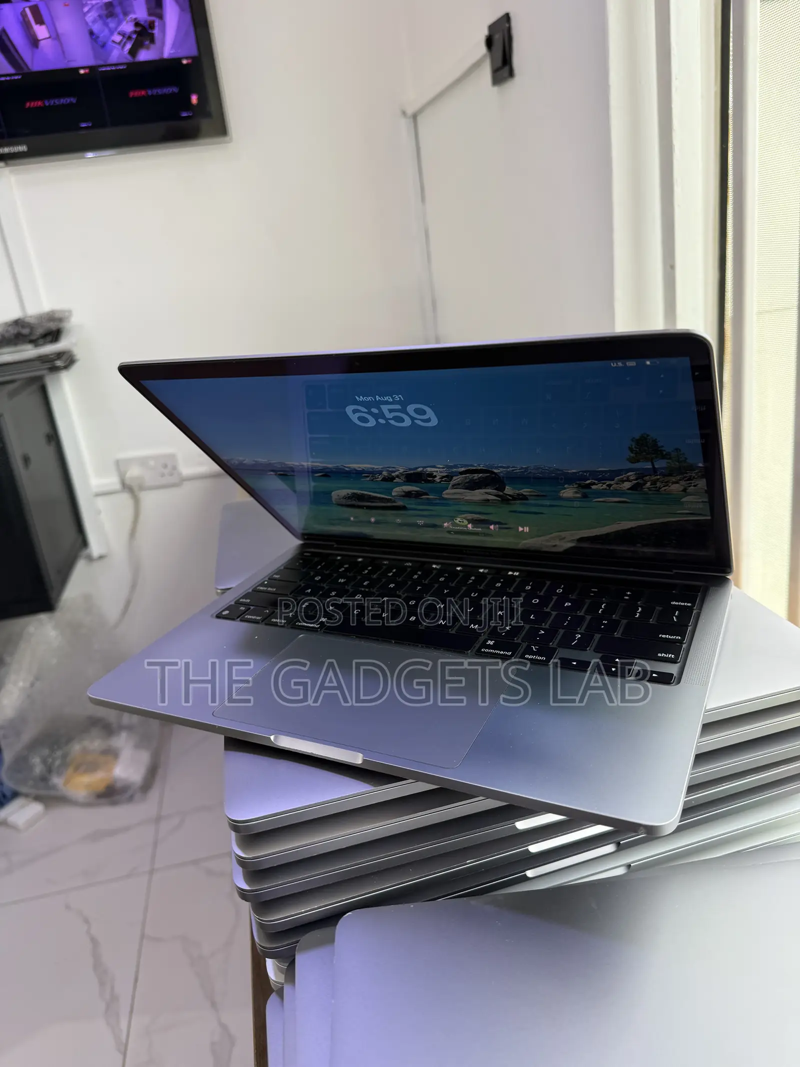 Laptop Apple MacBook Pro 2022 M2 8GB Apple M2 SSD 256GB