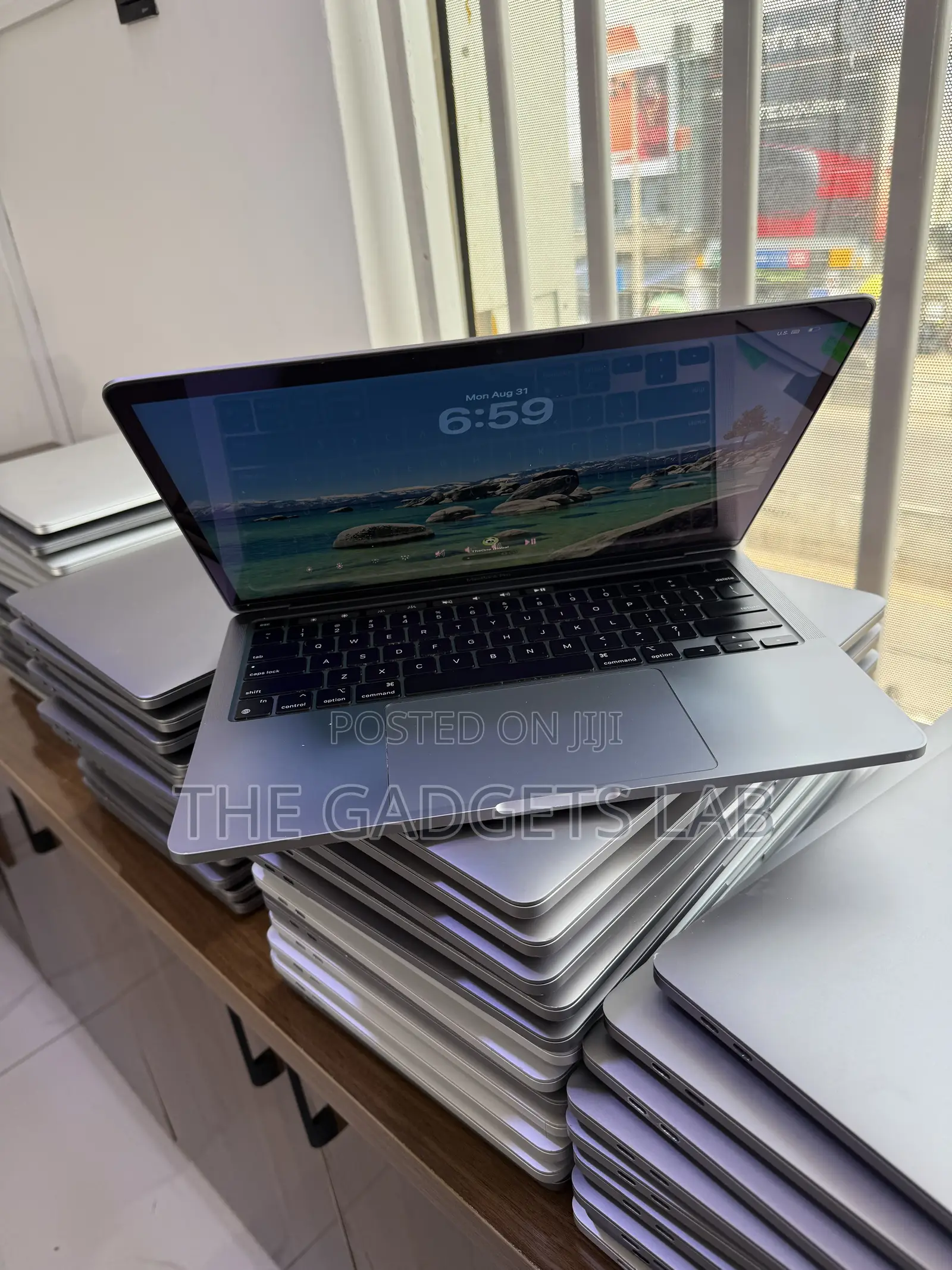 Laptop Apple MacBook Pro 2022 M2 8GB Apple M2 SSD 256GB