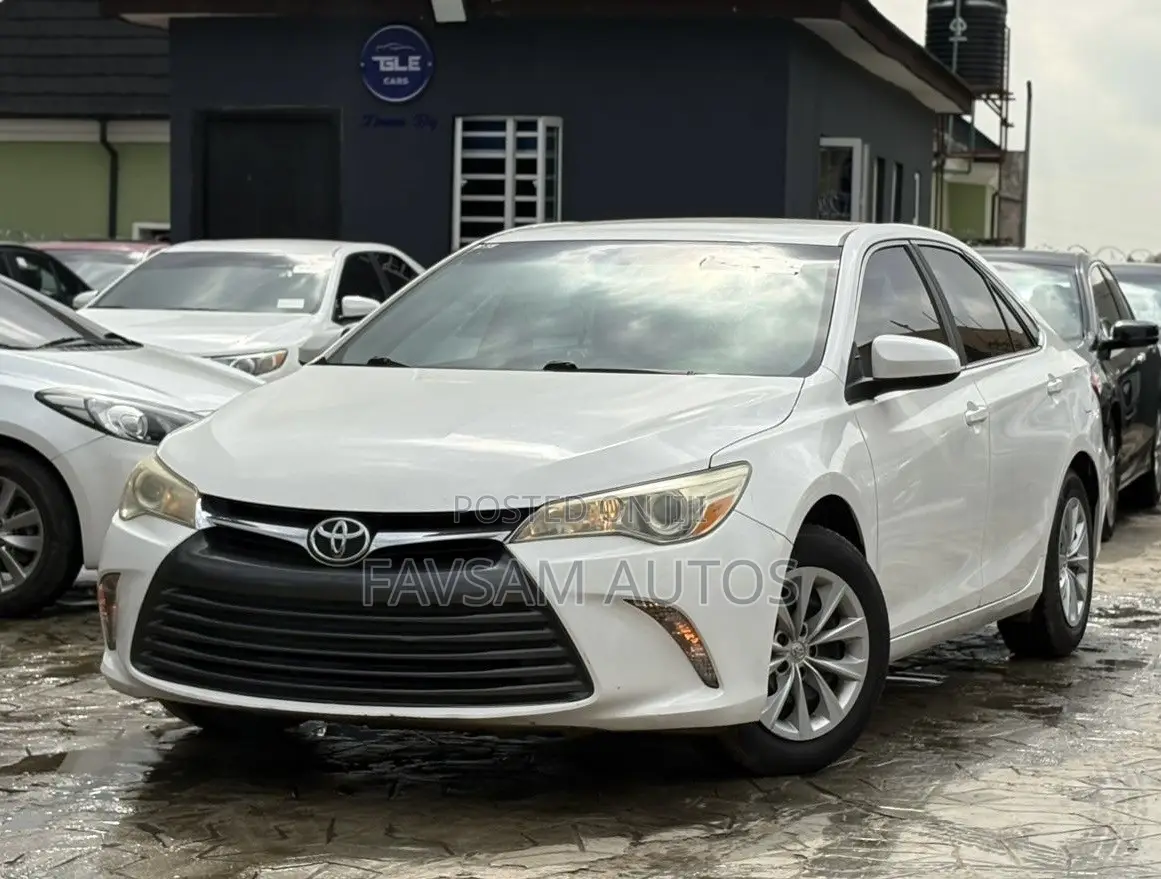 Toyota Camry LE 4dr Sedan (2.5L 4cyl 6A) 2015 White