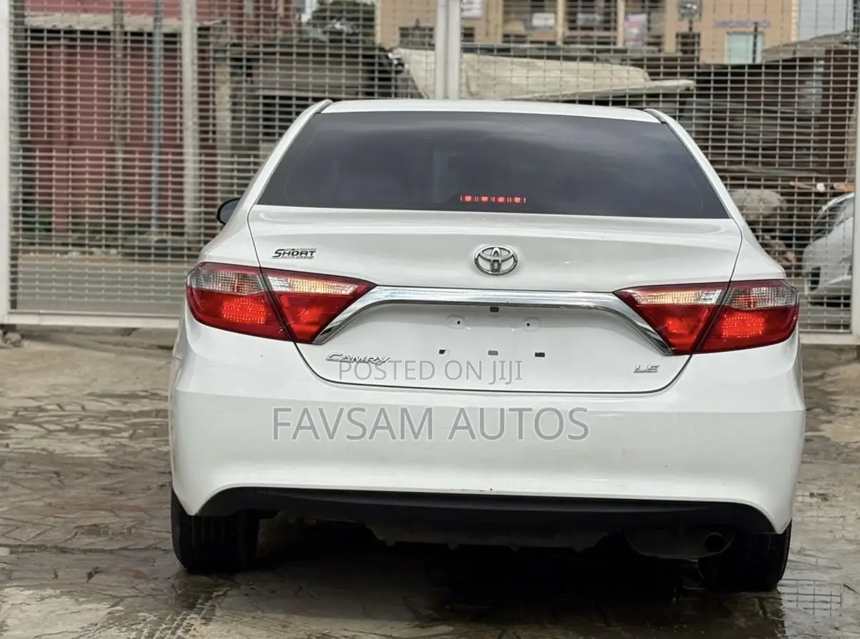 Toyota Camry LE 4dr Sedan (2.5L 4cyl 6A) 2015 White