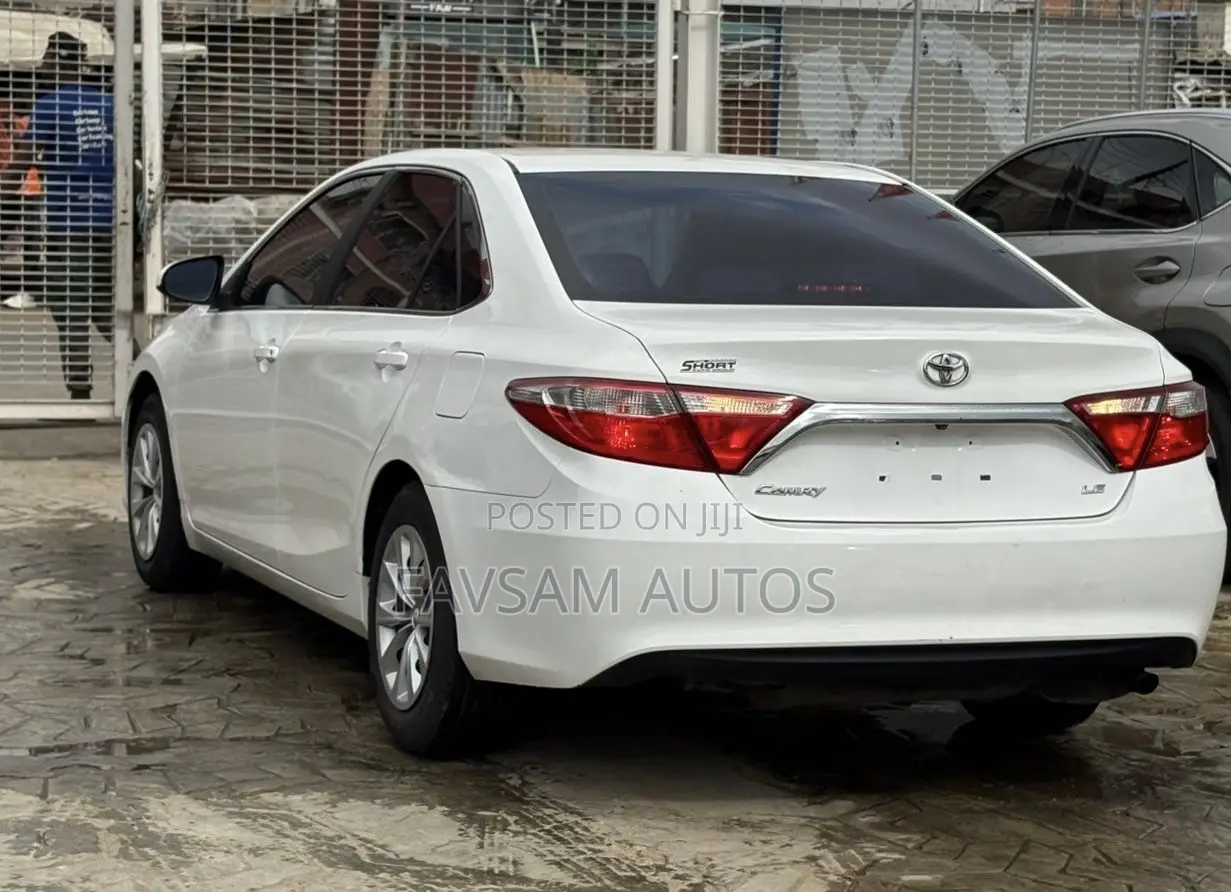Toyota Camry LE 4dr Sedan (2.5L 4cyl 6A) 2015 White