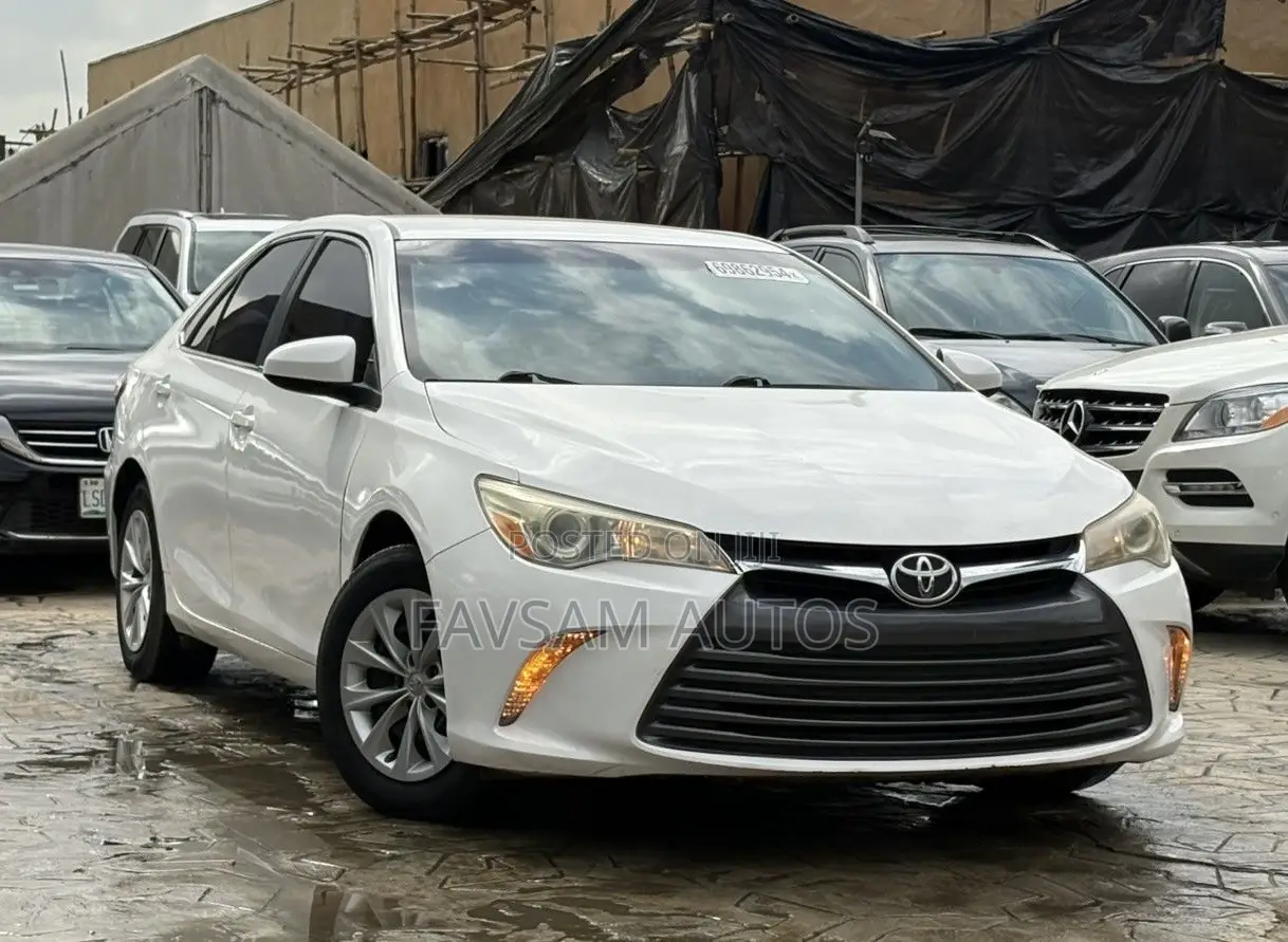 Toyota Camry LE 4dr Sedan (2.5L 4cyl 6A) 2015 White