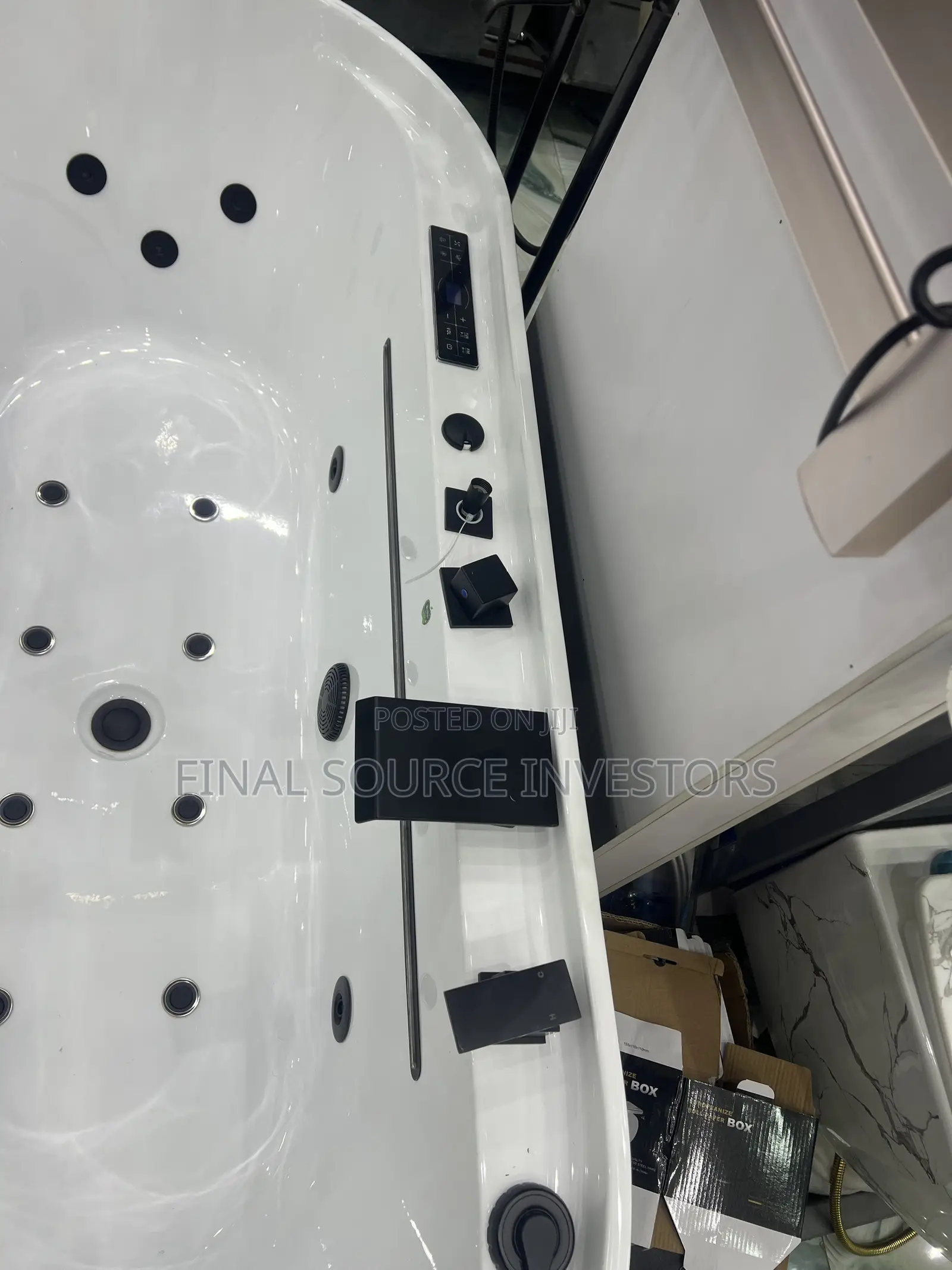 Luxurious Acrylic Bath Tub With Jet in Black and White Color