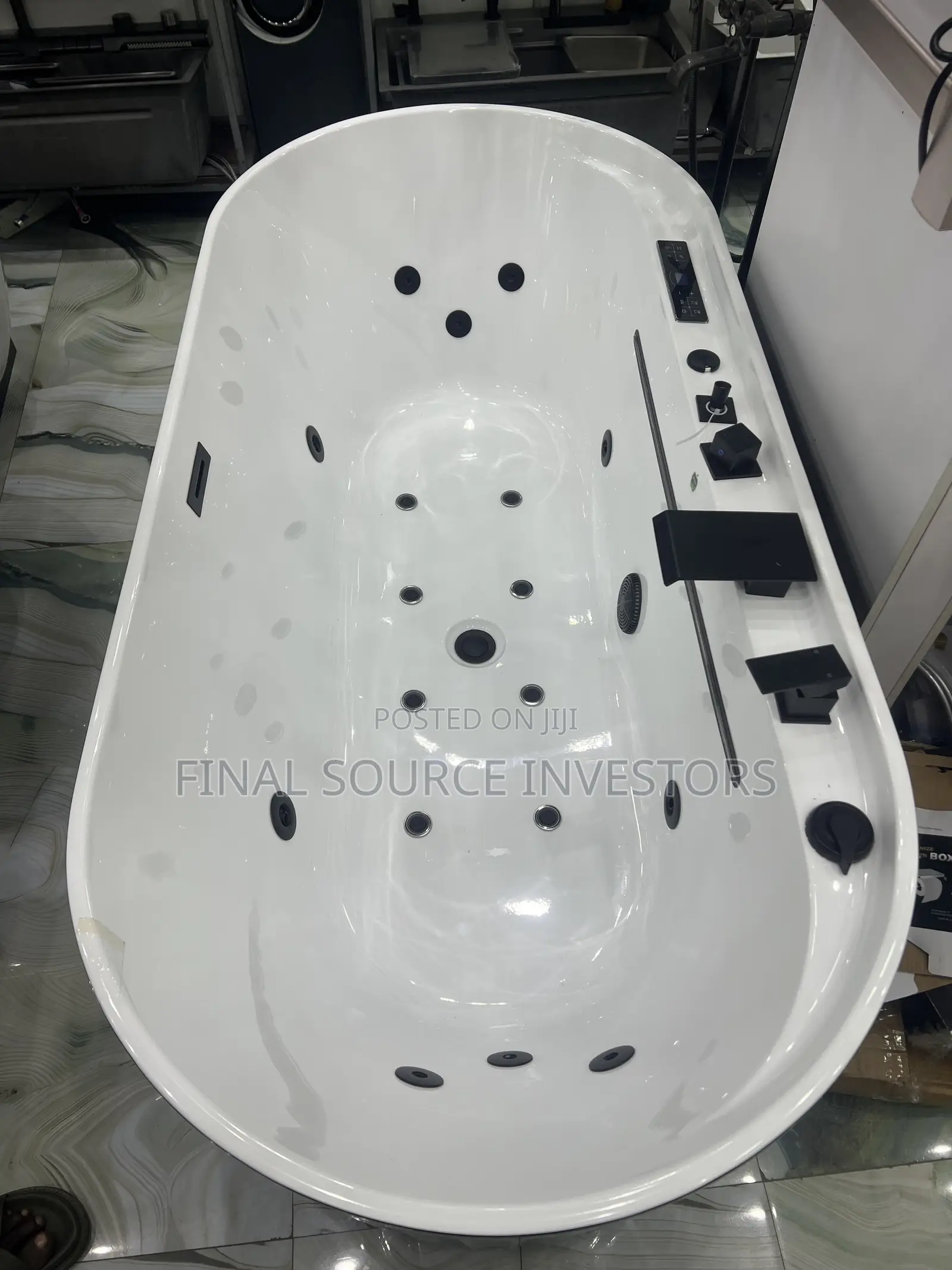 Luxurious Acrylic Bath Tub With Jet in Black and White Color