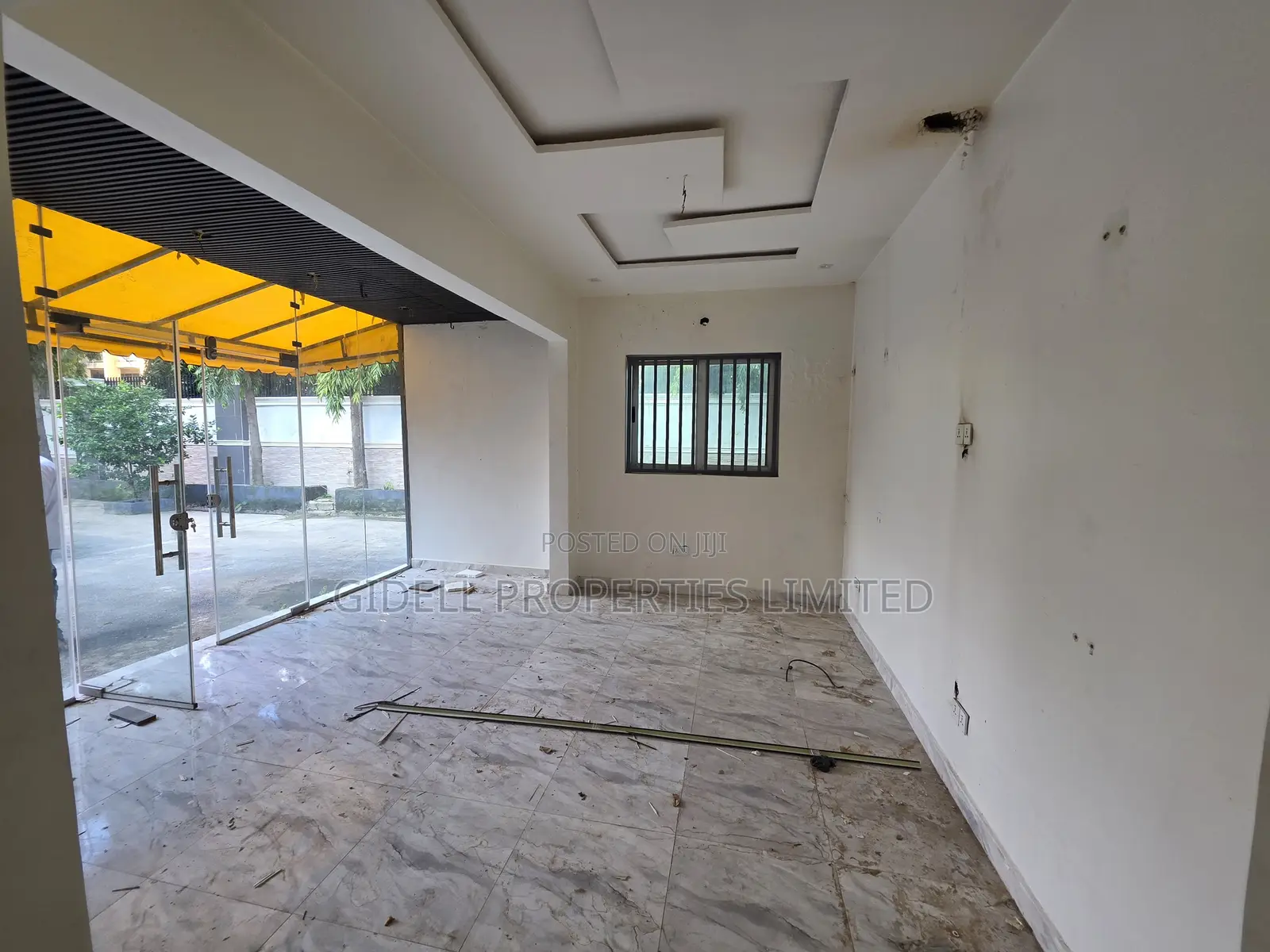 42SQM Shop / Office Space on the Ground Floor