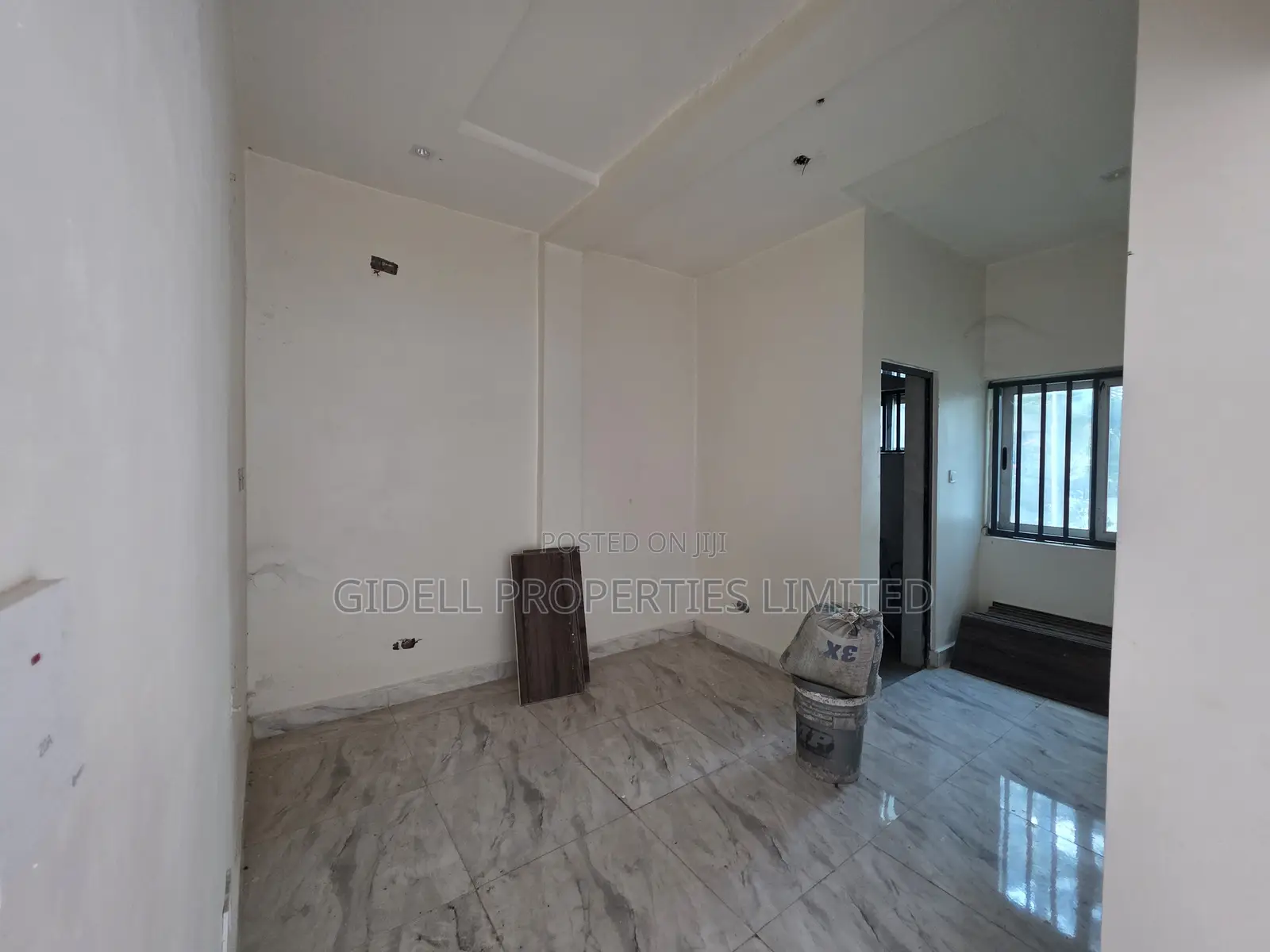 42SQM Shop / Office Space on the Ground Floor