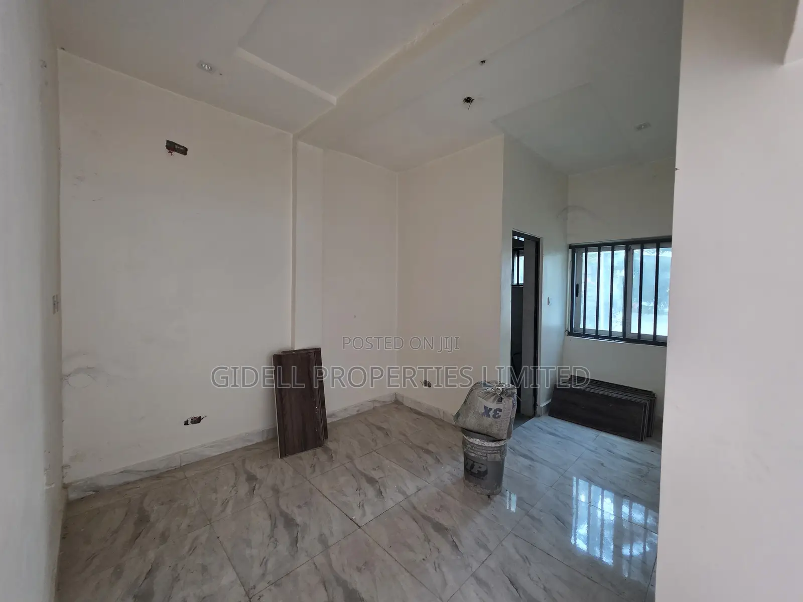 42SQM Shop / Office Space on the Ground Floor