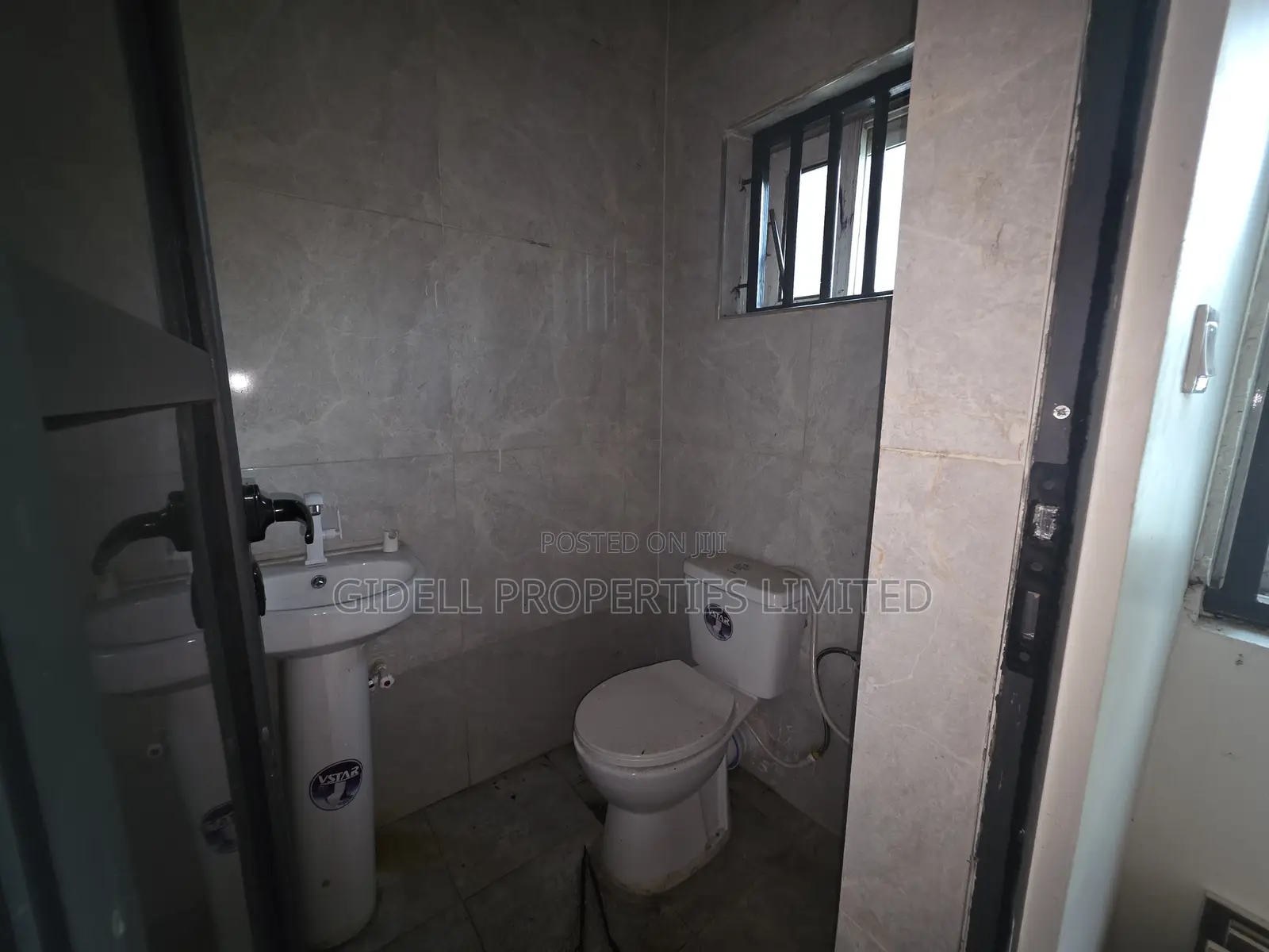 42SQM Shop / Office Space on the Ground Floor