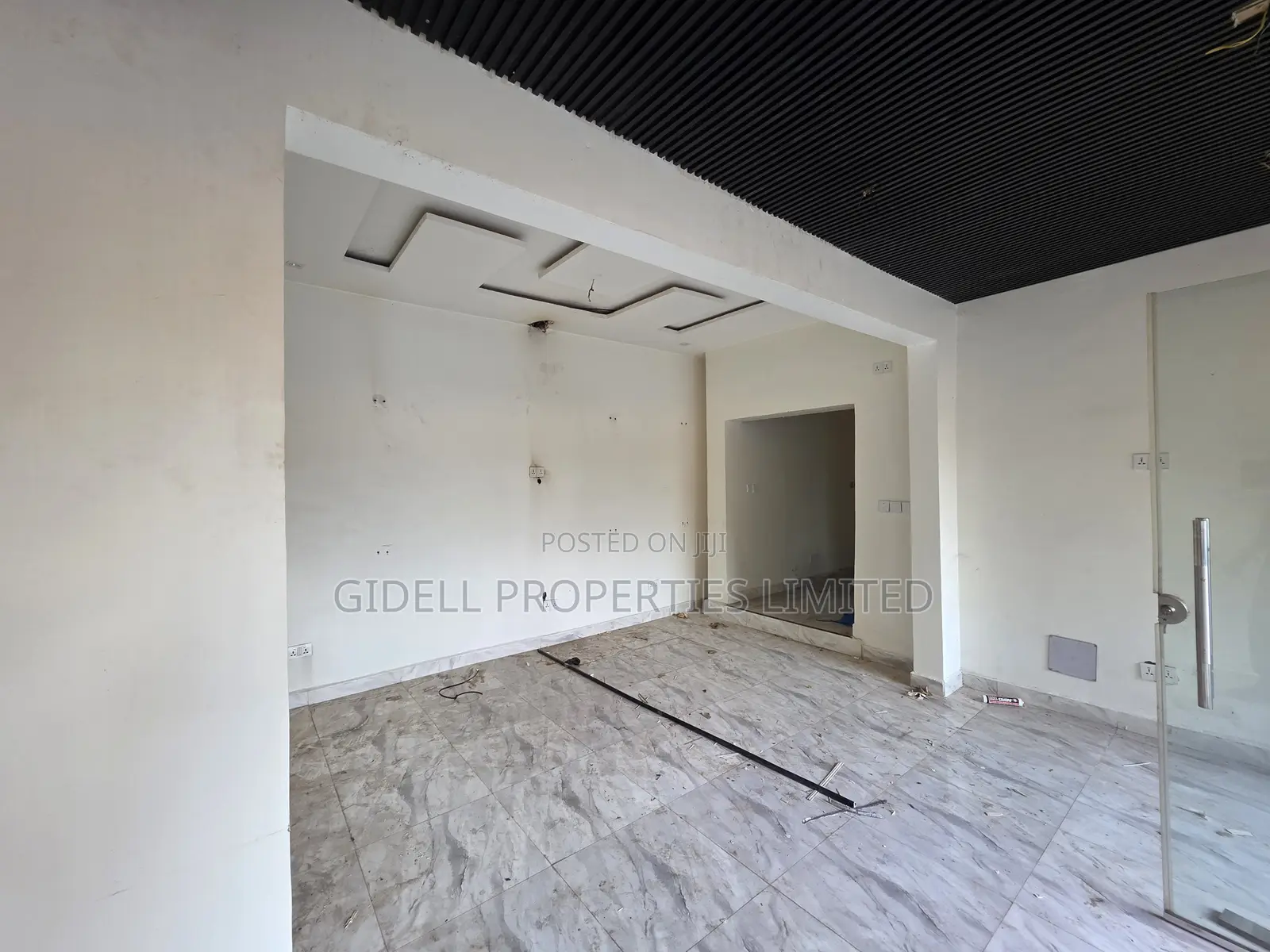 42SQM Shop / Office Space on the Ground Floor