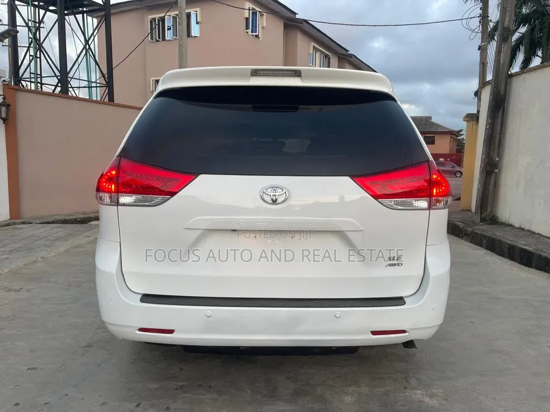 Toyota Sienna XLE 8-Passenger 4dr Minivan (3.5L 6cyl 6A) 2015 White