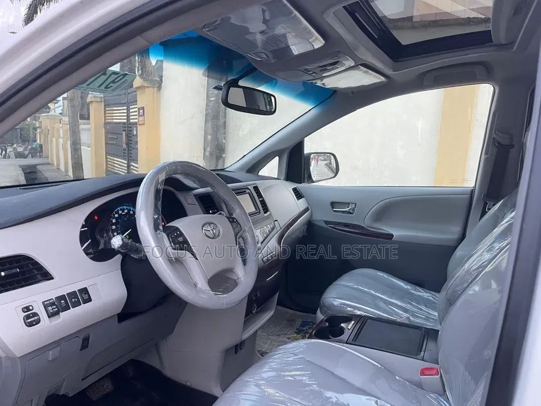 Toyota Sienna XLE 8-Passenger 4dr Minivan (3.5L 6cyl 6A) 2015 White