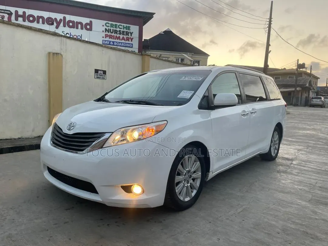 Toyota Sienna XLE 8-Passenger 4dr Minivan (3.5L 6cyl 6A) 2015 White