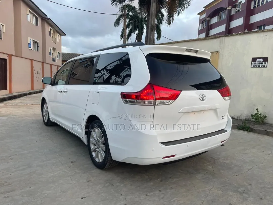 Toyota Sienna XLE 8-Passenger 4dr Minivan (3.5L 6cyl 6A) 2015 White