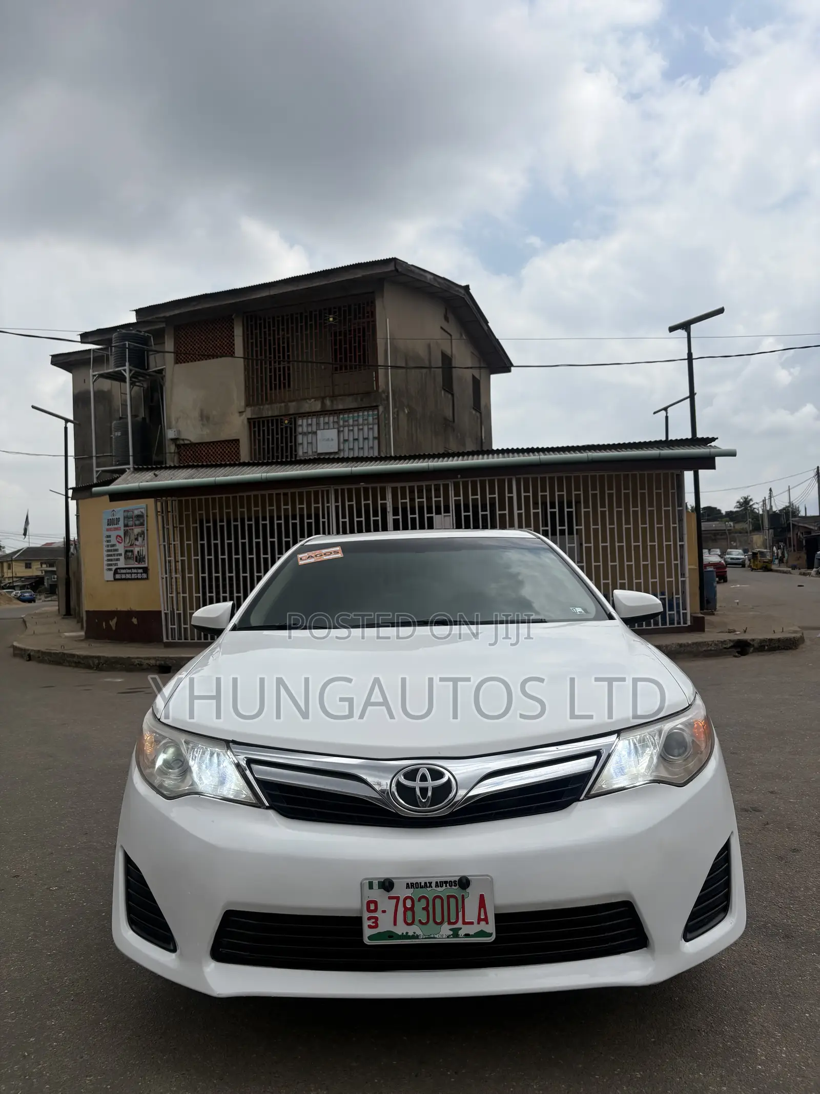 Toyota Camry XLE 4dr Sedan (2.5L 4cyl 6A) 2013 White