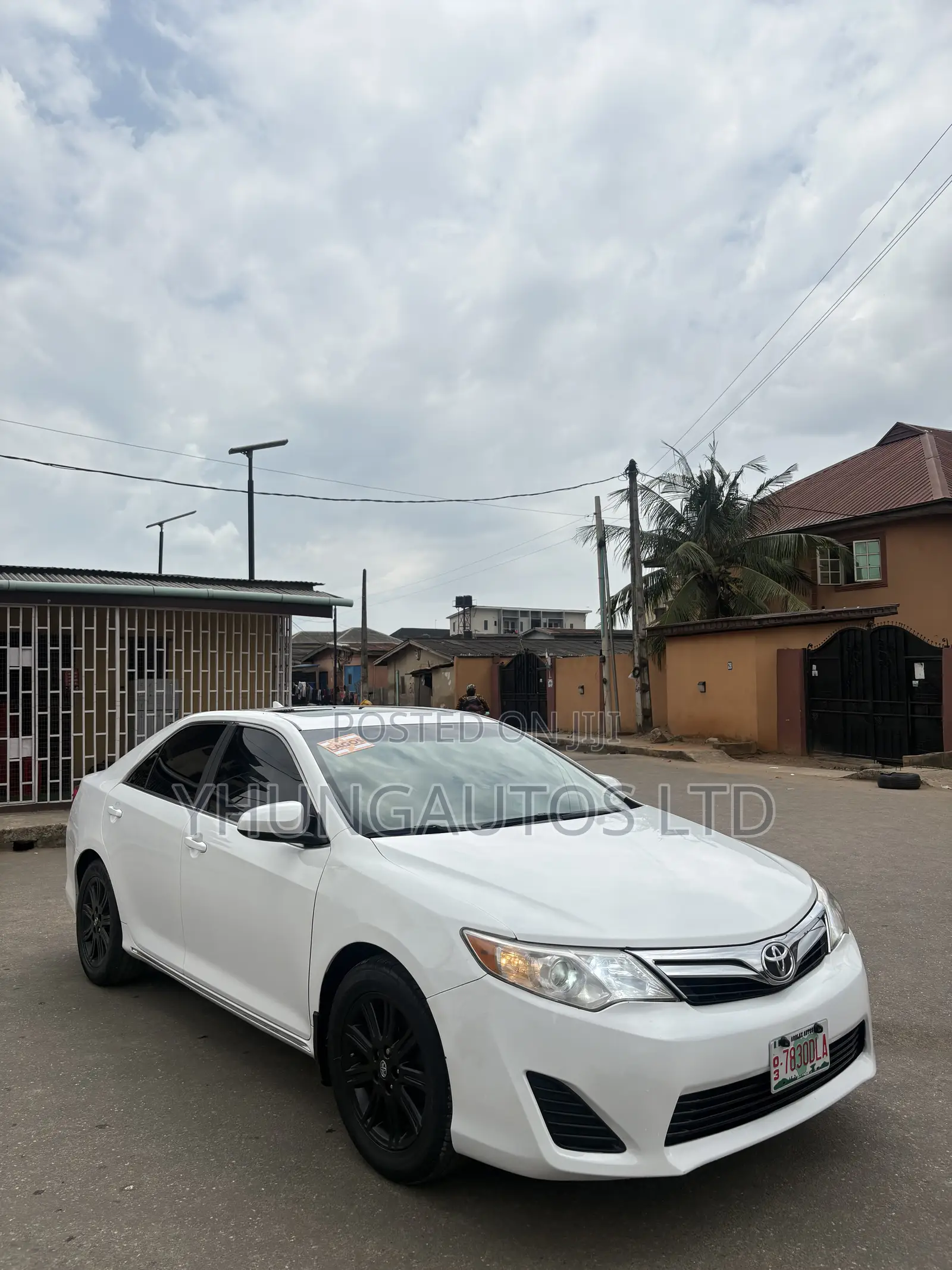 Toyota Camry XLE 4dr Sedan (2.5L 4cyl 6A) 2013 White