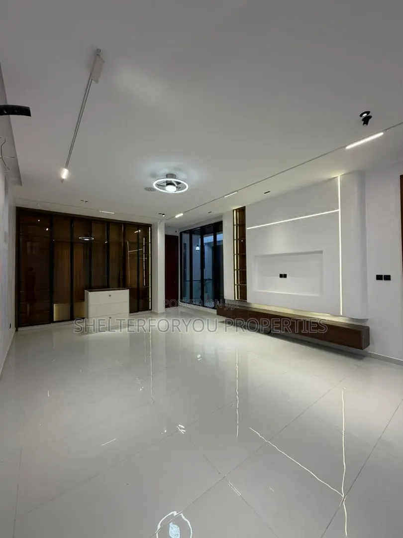 5bdrm House in VGC / Ajah for sale