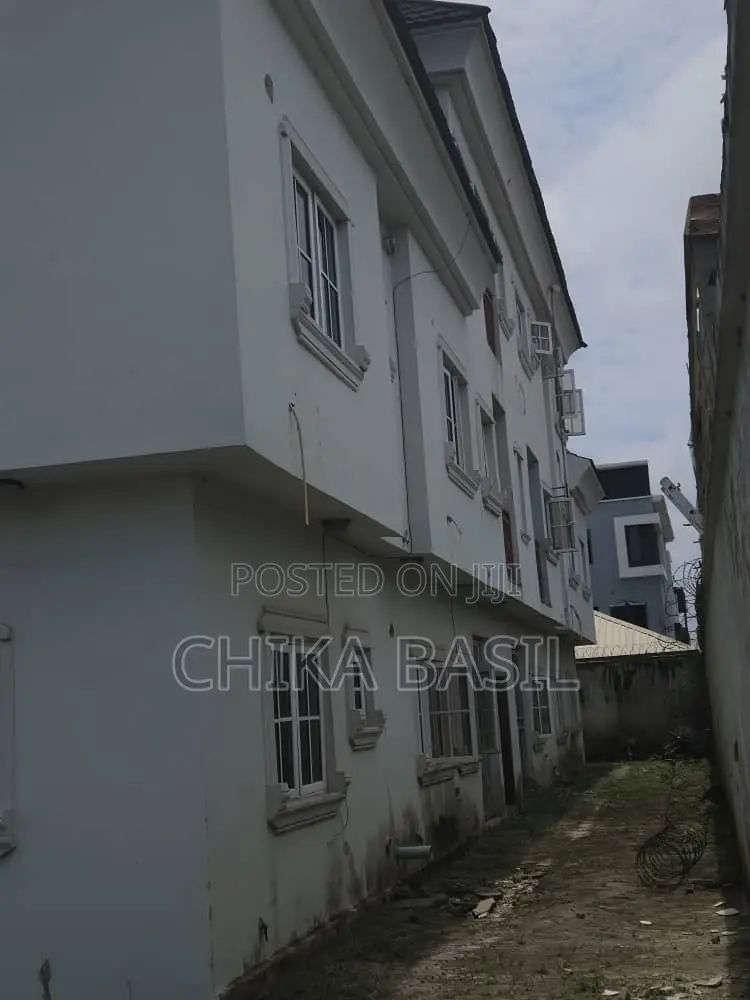 3bdrm Block of Flats in Lekki Phase 2 for sale