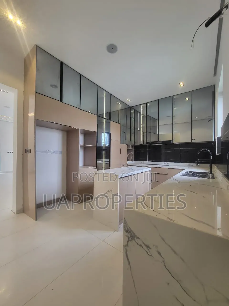 Furnished 5bdrm Duplex in Chevron for sale