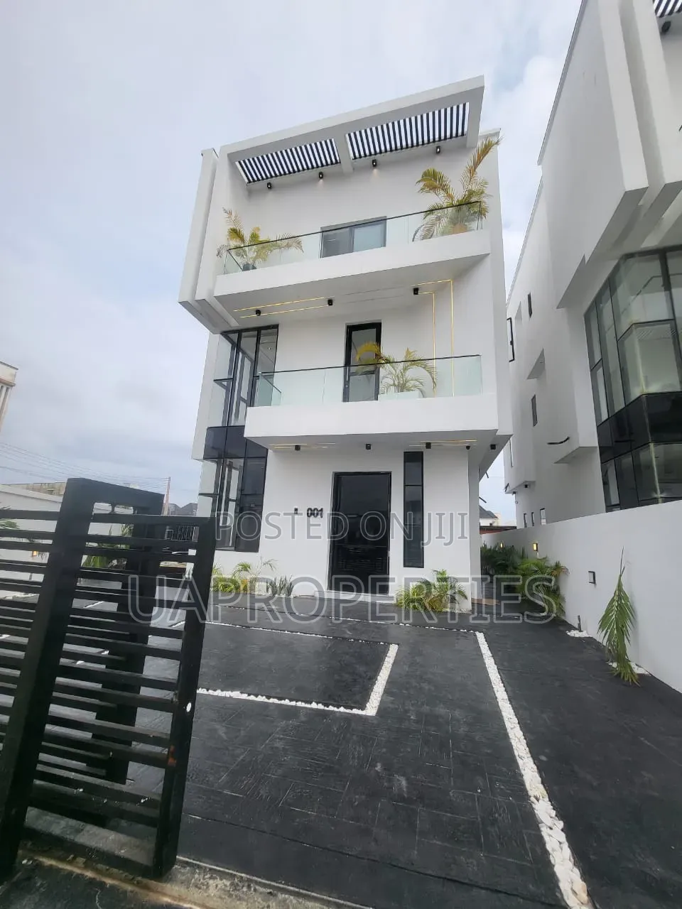 Furnished 5bdrm Duplex in Chevron for sale
