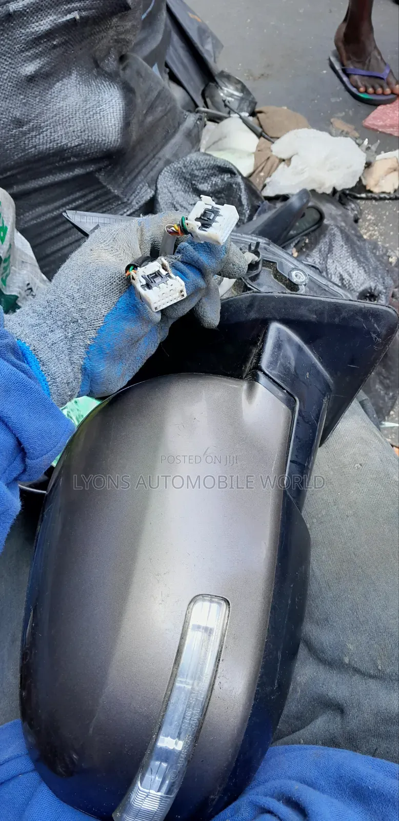 Outlander   012 With Light Auto Folding Side Mirrors