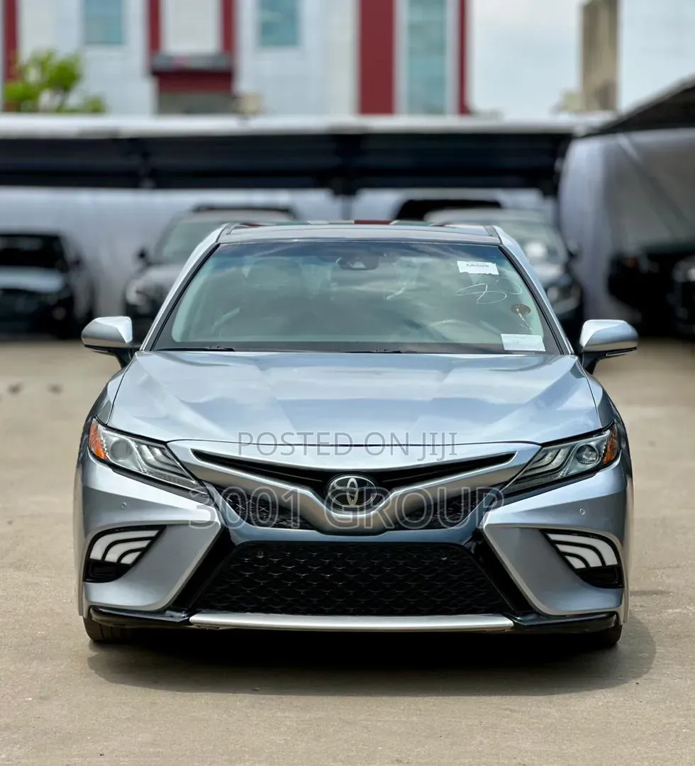 Toyota Camry 2018 Silver