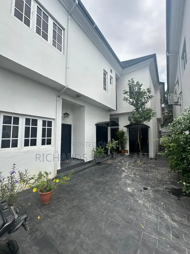 2bdrm Apartment in Lekki Phase 1 for rent