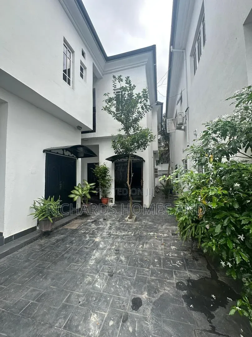2bdrm Apartment in Lekki Phase 1 for rent