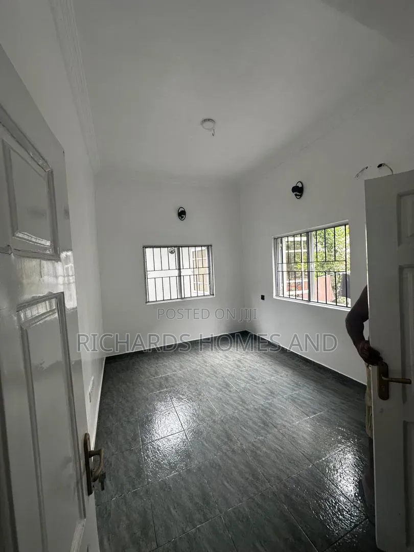 2bdrm Apartment in Lekki Phase 1 for rent