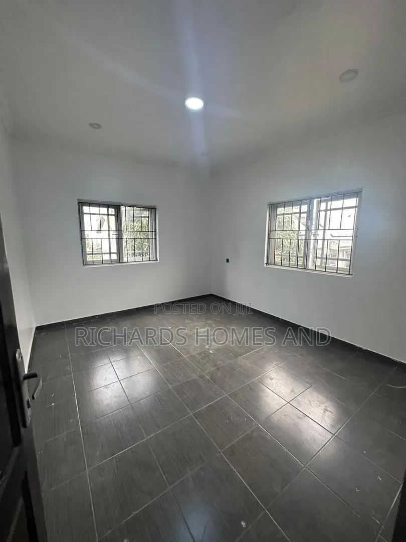 2bdrm Apartment in Lekki Phase 1 for rent