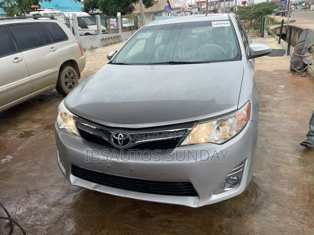 Toyota Camry XLE 4dr Sedan (2.5L 4cyl 6A) 2012 Silver