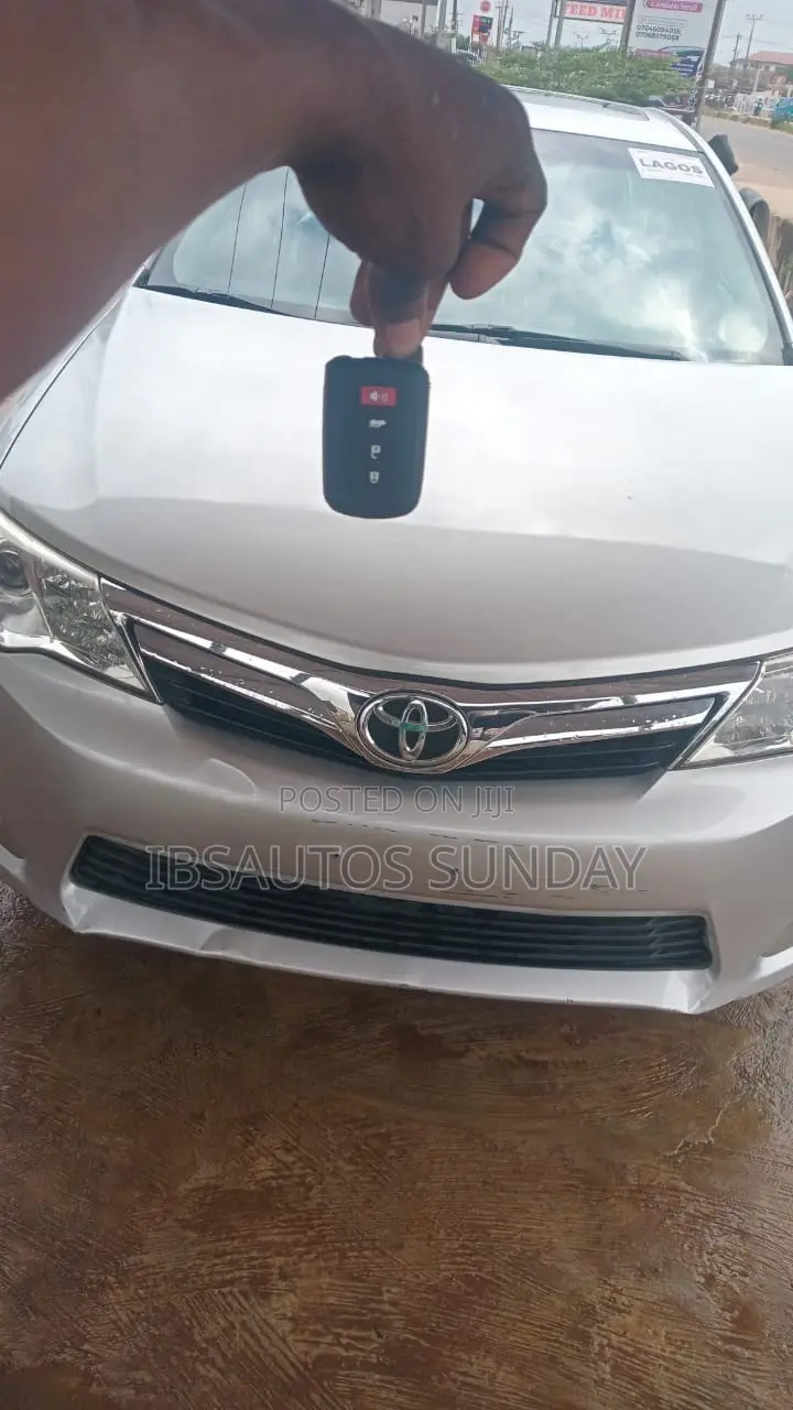 Toyota Camry XLE 4dr Sedan (2.5L 4cyl 6A) 2012 Silver