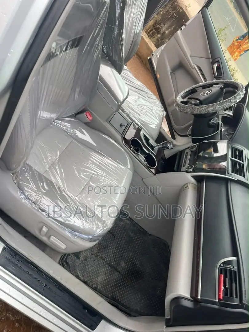 Toyota Camry XLE 4dr Sedan (2.5L 4cyl 6A) 2012 Silver