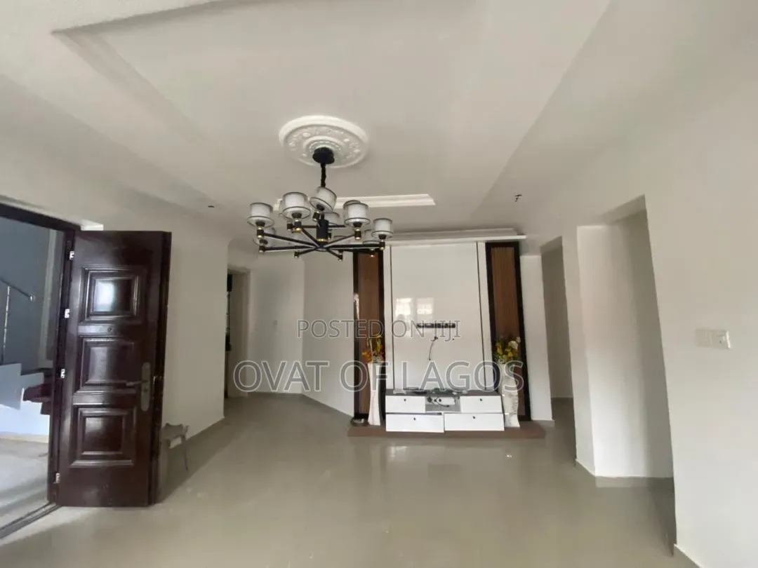 3bdrm Apartment in Osapa london for rent