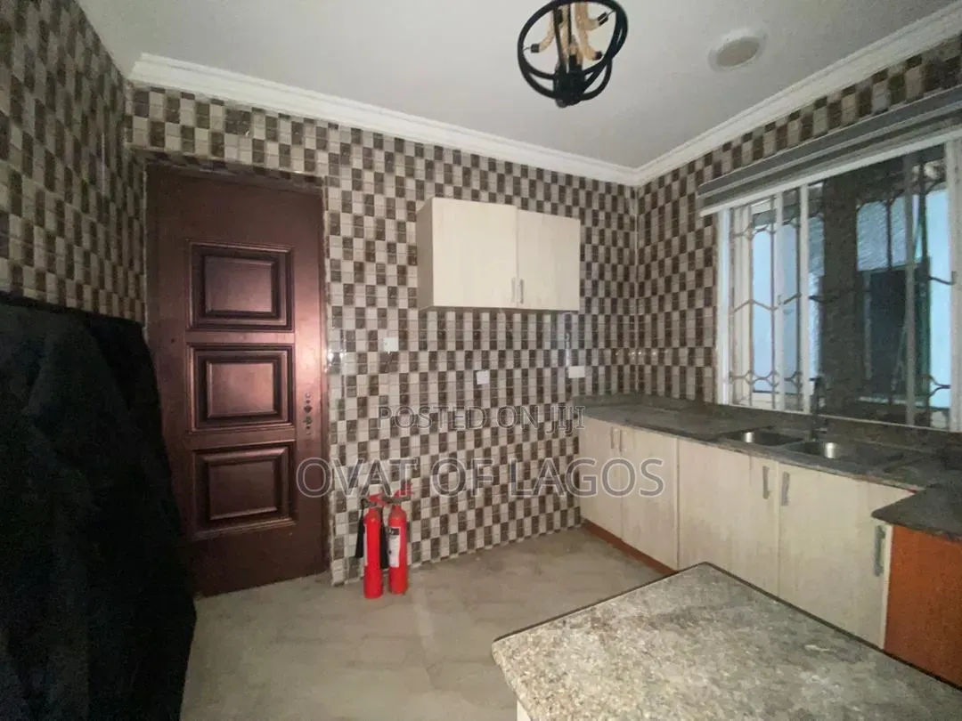 3bdrm Apartment in Osapa london for rent