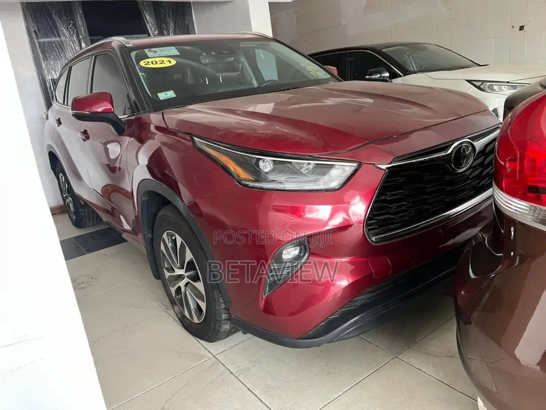 Toyota Highlander XLE 2021 Burgundy