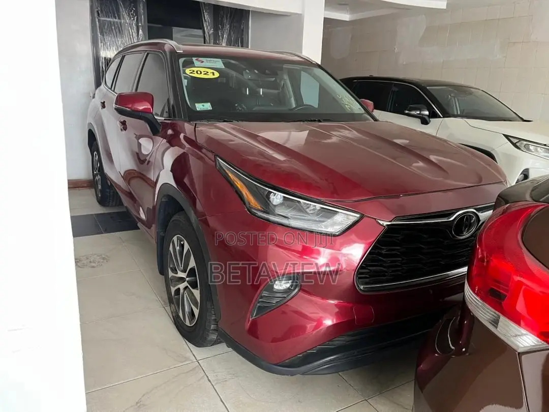 Toyota Highlander XLE 2021 Burgundy