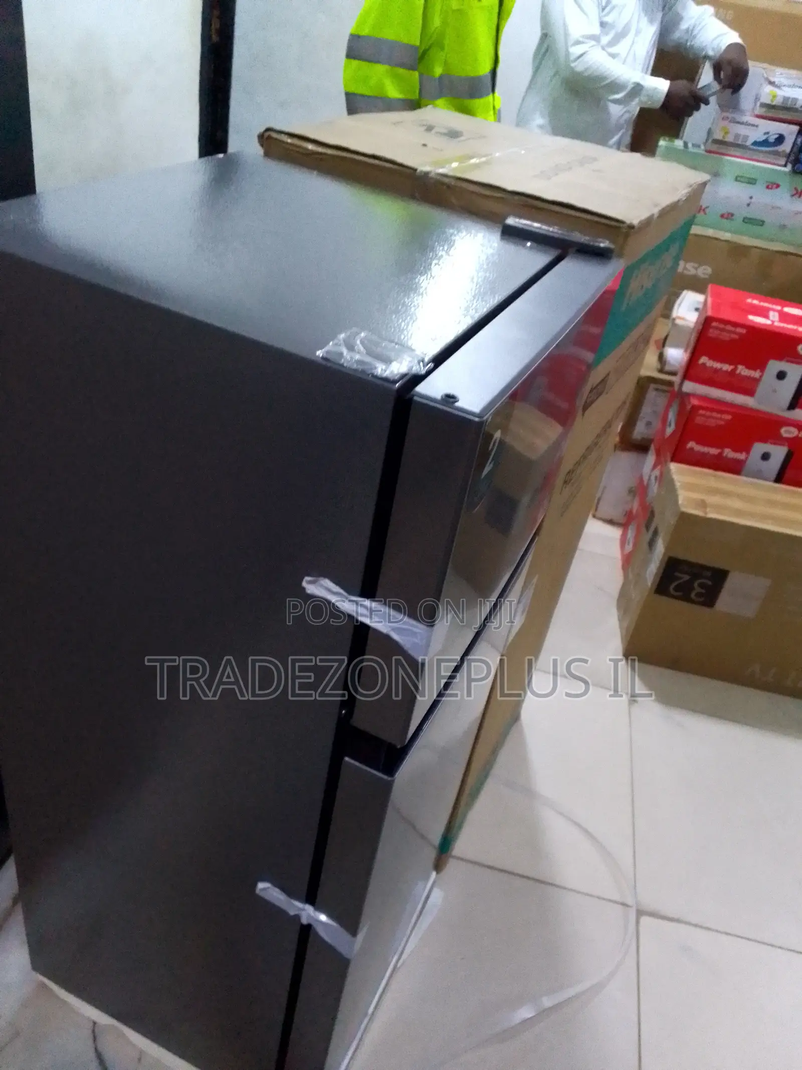Hisense 124-Litre Fridge – Convenient Cooling for Food and Refreshment