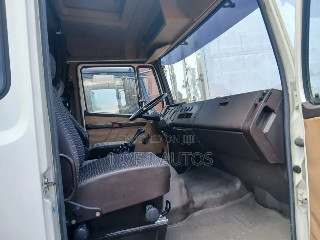 Mercedez Benz 815whire