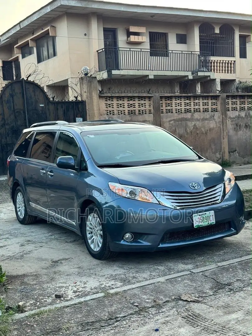 Toyota Sienna XLE Premium AWD (3.5L 6cyl 8A) 2018 Blue