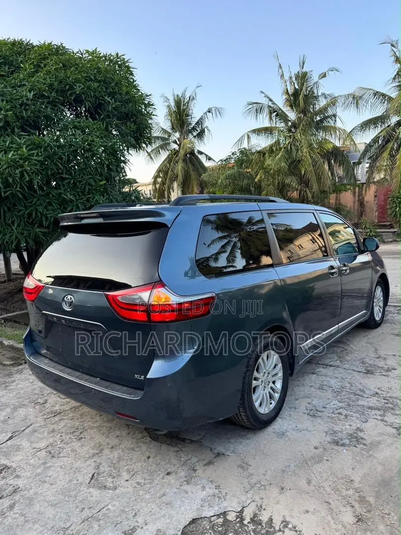 Toyota Sienna XLE Premium AWD (3.5L 6cyl 8A) 2018 Blue