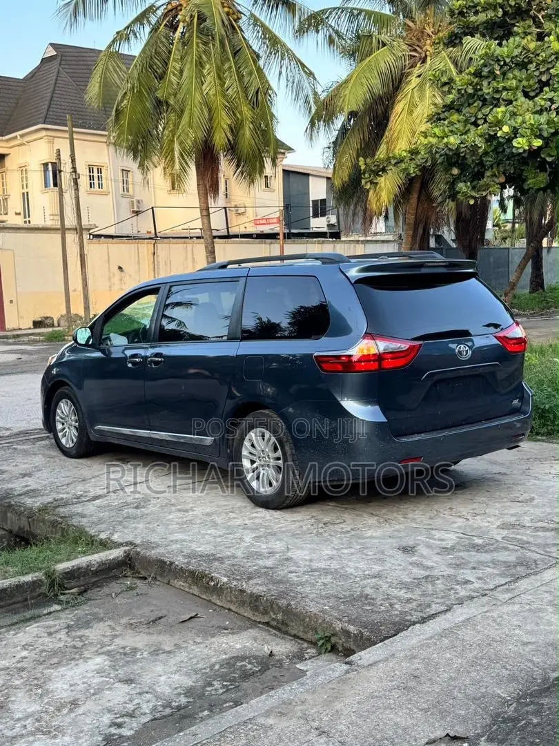 Toyota Sienna XLE Premium AWD (3.5L 6cyl 8A) 2018 Blue