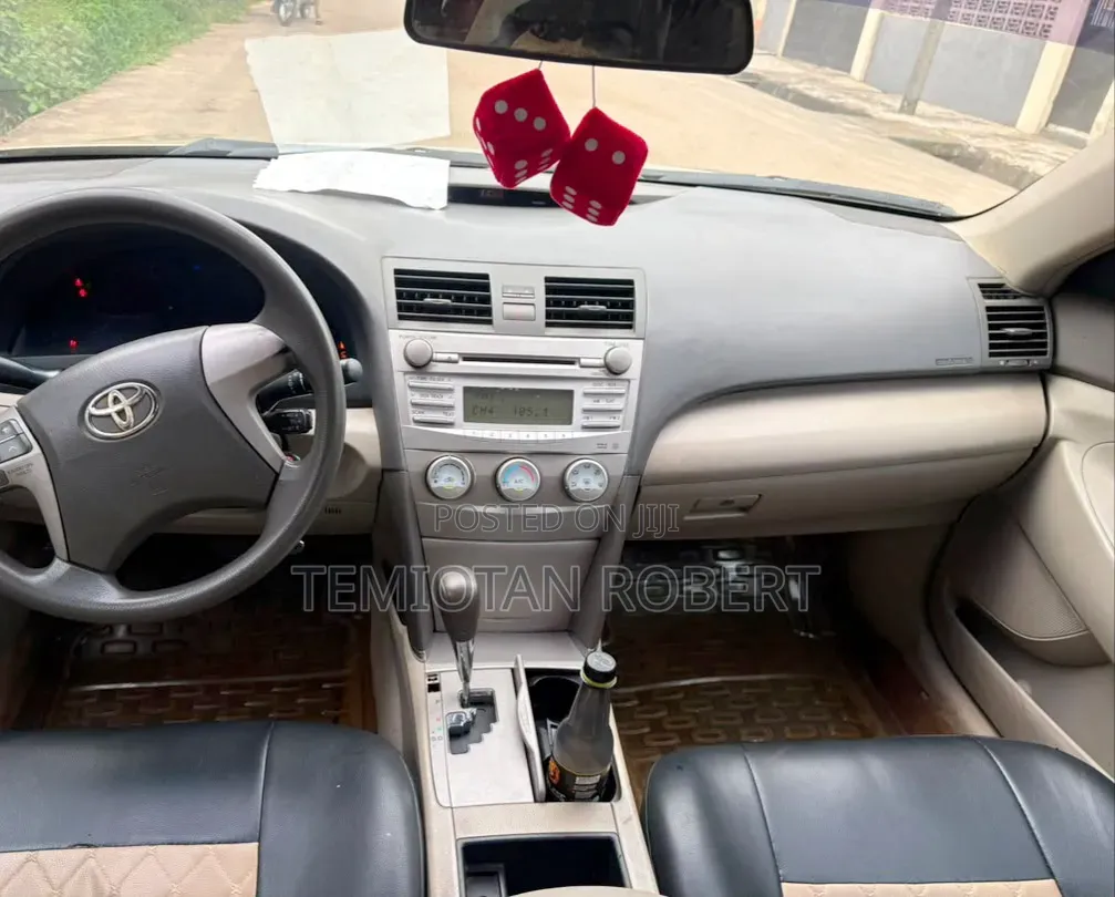 Toyota Camry LE 4dr Sedan (2.5L 4cyl 6AM) 2010 Gold
