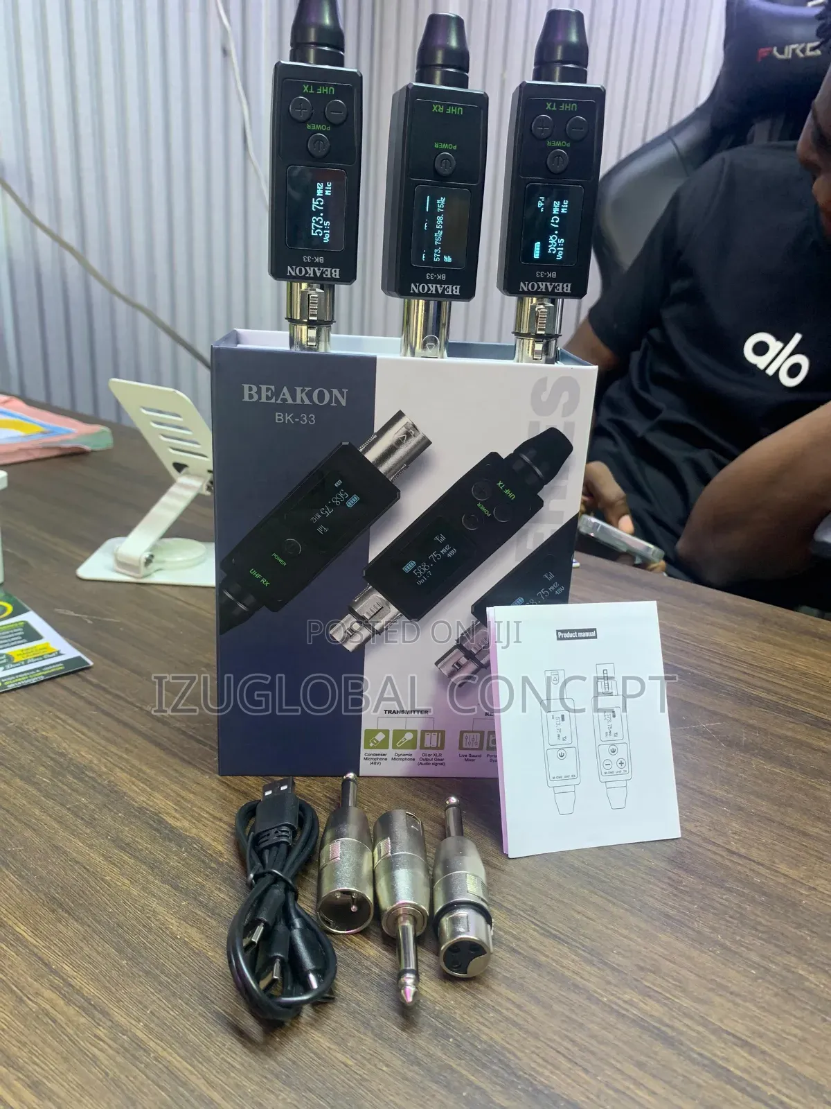 BEAKON BK-33 UHF Wireless Microphone System  150 Meter Range