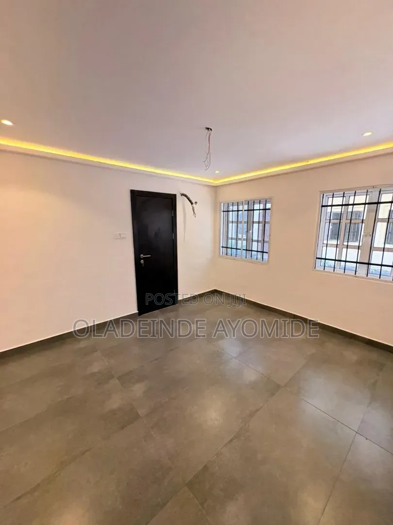 2bdrm Apartment in Lekki Phase 1 for rent