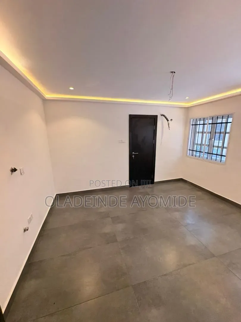 2bdrm Apartment in Lekki Phase 1 for rent